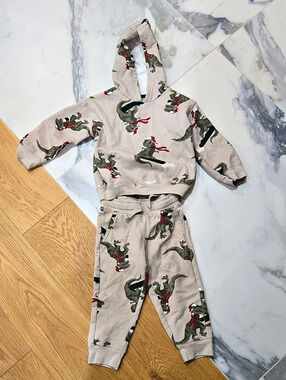 Carter's Dinosaur Hoodie & Jogger Set Size 2T, GUC, Holiday Print, Christmas